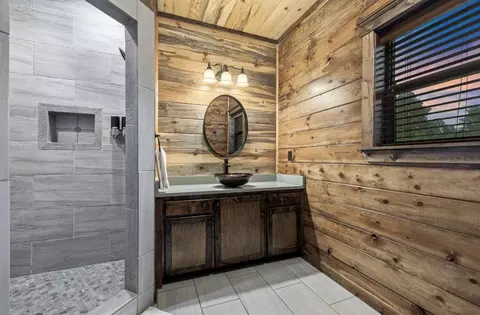 Bath - 925 W Eagle Mountain Trl, Broken Bow, OK 74728 photo 6 of 8