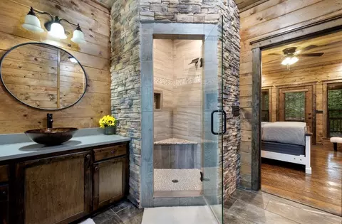 Bath - 925 W Eagle Mountain Trl, Broken Bow, OK 74728 photo 4 of 8