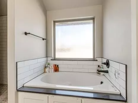 Bath - 9400 Megans Way, Mcloud, OK 74851 photo 2 of 4