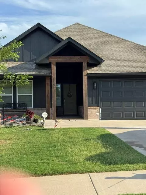 1202 Magnolia Dr, Noble, OK 73068