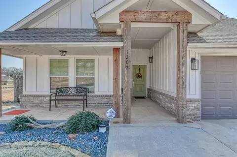 1202 Magnolia Dr, Noble, OK 73068