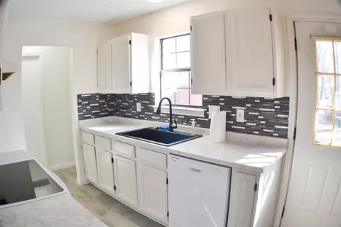 Kitchen - 7372 W Dickson Rd, Ardmore, OK 73401 photo 2 of 2
