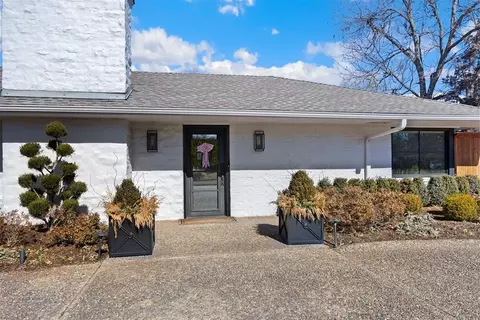 1803 Drakestone Ave, Nichols Hills, OK 73120