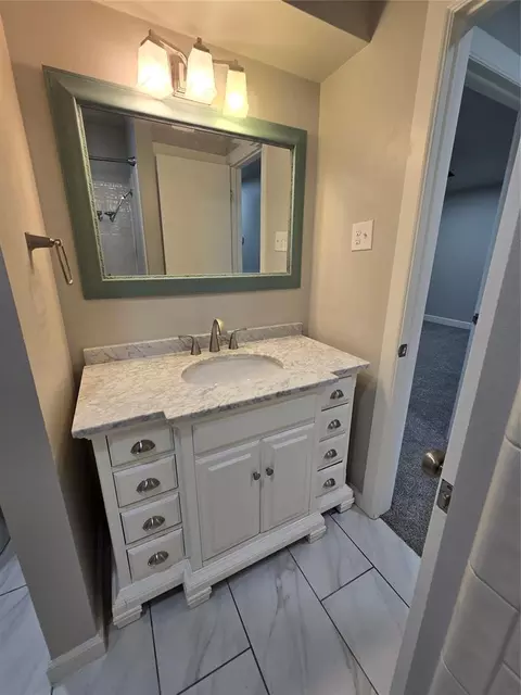 Bath - 613 Comanche Trl, Altus, OK 73521 photo 1 of 2