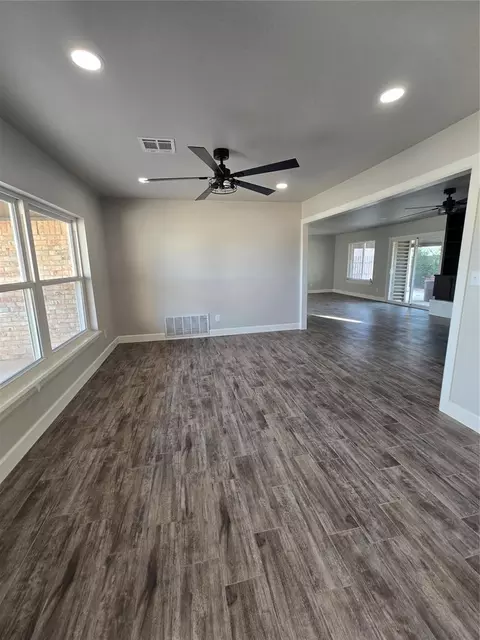 Living - 613 Comanche Trl, Altus, OK 73521 photo 1 of 3
