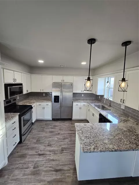 Kitchen - 613 Comanche Trl, Altus, OK 73521 photo 1 of 1