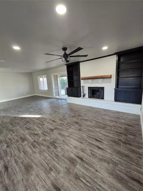 Living - 613 Comanche Trl, Altus, OK 73521 photo 2 of 3