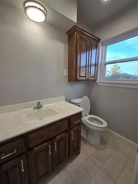Bath - 613 Comanche Trl, Altus, OK 73521 photo 2 of 2