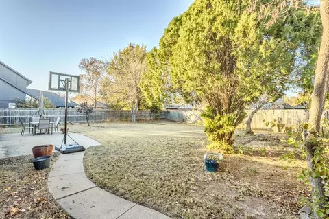 Exterior - 14016 Apache Dr, Edmond, OK 73013 photo 5 of 6