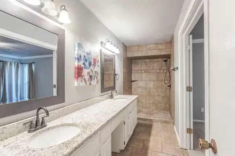 Bath - 14016 Apache Dr, Edmond, OK 73013 photo 1 of 3