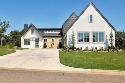 4541 Maple Ridge Dr, Edmond, OK 73034