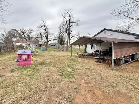 Exterior - 401 E Davis St, Tipton, OK 73570 photo 2 of 4