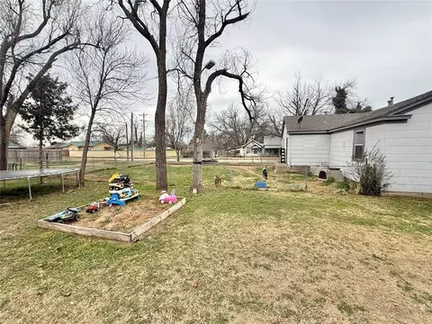 Exterior - 401 E Davis St, Tipton, OK 73570 photo 4 of 4