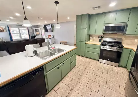 Kitchen - 401 E Davis St, Tipton, OK 73570 photo 1 of 3