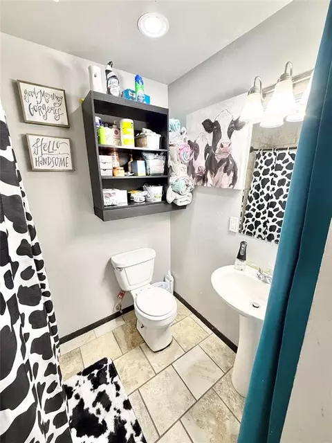 Bath - 401 E Davis St, Tipton, OK 73570 photo 4 of 5