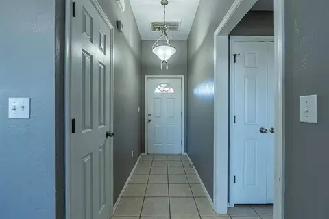 Entry Way - 470 Timberidge Rd, Harrah, OK 73045 photo 3 of 4