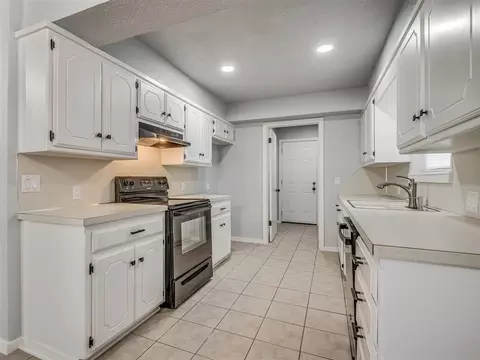 Kitchen - 809 SW 27th St, Moore, OK 73160 photo 1 of 7