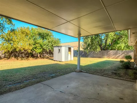 Exterior - 809 SW 27th St, Moore, OK 73160 photo 5 of 8