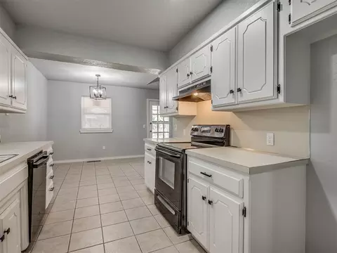 Kitchen - 809 SW 27th St, Moore, OK 73160 photo 6 of 7