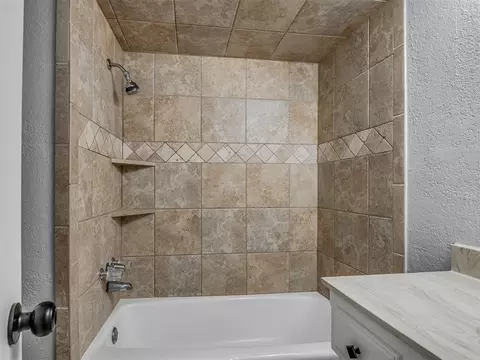 Bath - 809 SW 27th St, Moore, OK 73160 photo 4 of 5
