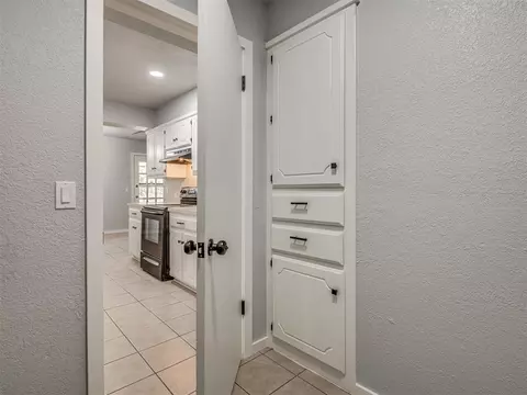 Entry Way - 809 SW 27th St, Moore, OK 73160 photo 2 of 2