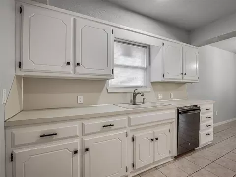 Kitchen - 809 SW 27th St, Moore, OK 73160 photo 5 of 7