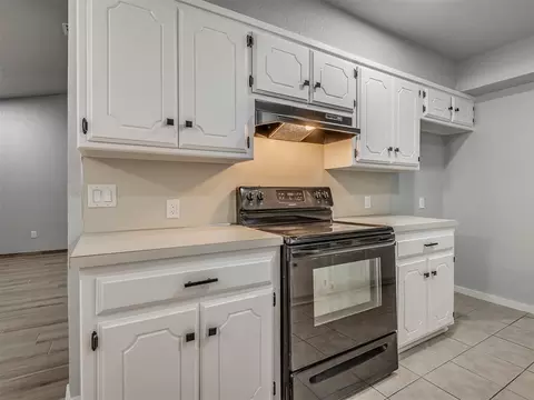 Kitchen - 809 SW 27th St, Moore, OK 73160 photo 4 of 7