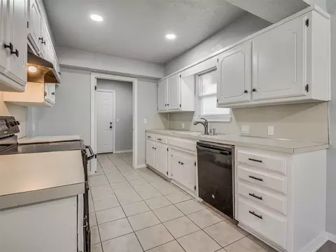 Kitchen - 809 SW 27th St, Moore, OK 73160 photo 3 of 7