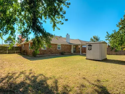 Exterior - 809 SW 27th St, Moore, OK 73160 photo 7 of 8