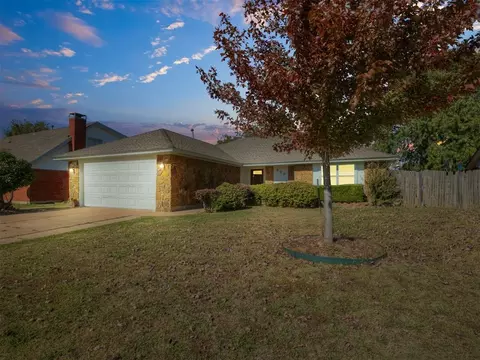 Exterior - 809 SW 27th St, Moore, OK 73160 photo 1 of 8