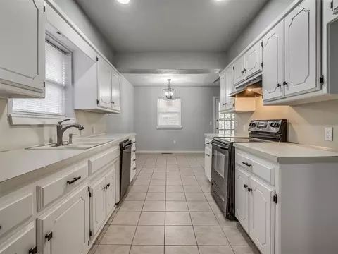 Kitchen - 809 SW 27th St, Moore, OK 73160 photo 7 of 7
