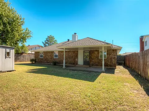 Exterior - 809 SW 27th St, Moore, OK 73160 photo 6 of 8