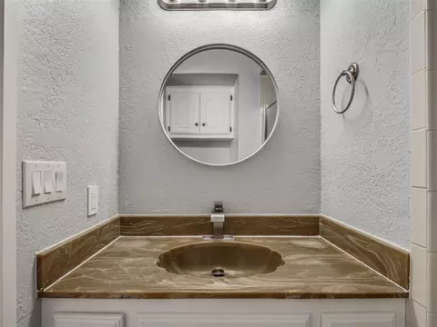 Bath - 809 SW 27th St, Moore, OK 73160 photo 2 of 5