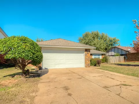Exterior - 809 SW 27th St, Moore, OK 73160 photo 3 of 8