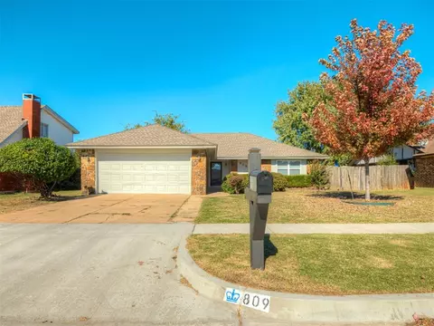 Exterior - 809 SW 27th St, Moore, OK 73160 photo 2 of 8