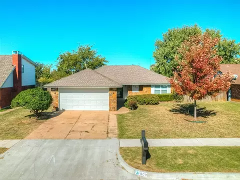 Exterior - 809 SW 27th St, Moore, OK 73160 photo 8 of 8
