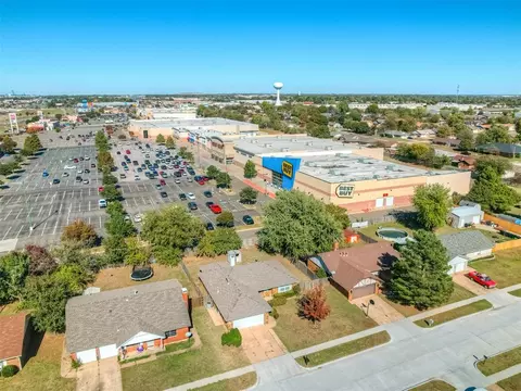 View/Area - 809 SW 27th St, Moore, OK 73160 photo 2 of 2