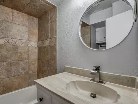 Bath - 809 SW 27th St, Moore, OK 73160 photo 3 of 5