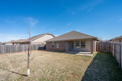 Exterior - 409 Scully Rd, Yukon, OK 73099 photo 4 of 7