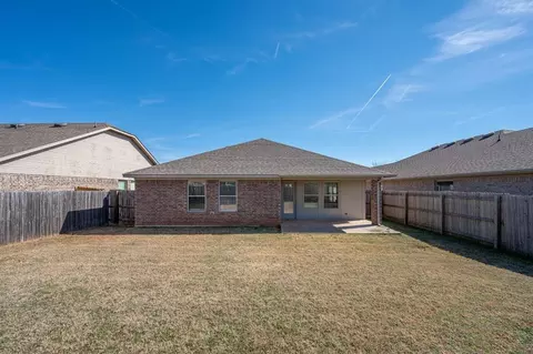 Exterior - 409 Scully Rd, Yukon, OK 73099 photo 5 of 7