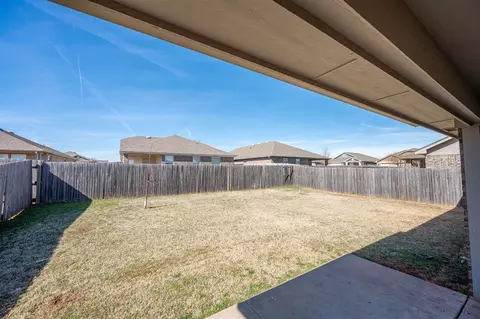 Exterior - 409 Scully Rd, Yukon, OK 73099 photo 3 of 7