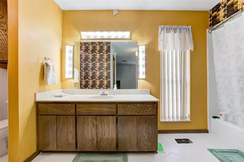 Bath - 101284 S 3350 Rd, Mcloud, OK 74851 photo 1 of 2