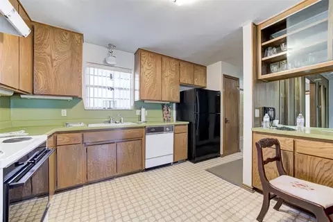 Kitchen - 101284 S 3350 Rd, Mcloud, OK 74851 photo 2 of 3