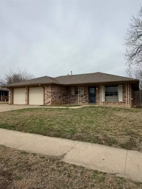 6415 NW Arrowhead Dr, Lawton, OK 73505