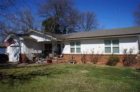 418 N Garrett Ave, Lindsay, OK 73052