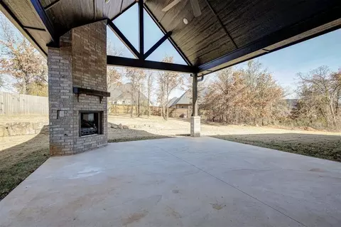 8001 Amber Ridge Dr, Edmond, OK 73034