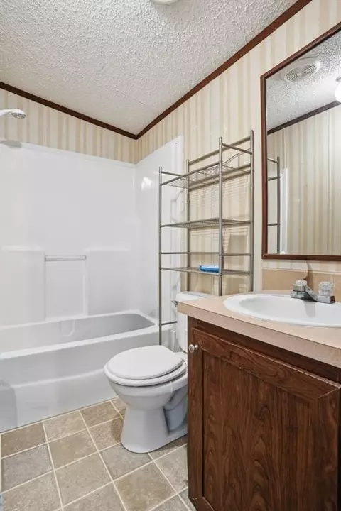 Bath - 919 S Maple Ave, Erick, OK 73645 photo 2 of 2