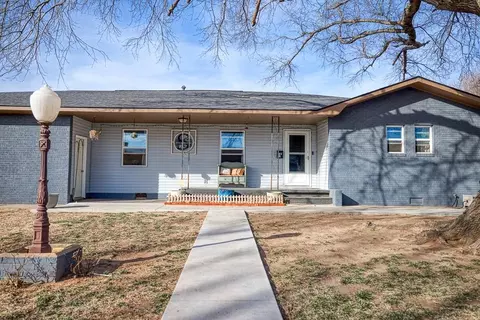 203 E Nebraska Ave, Hennessey, OK 73742