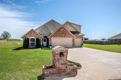 Exterior - 1300 Ella Dr, Tuttle, OK 73089 photo 2 of 6
