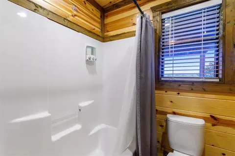 Bath - 708 Split Creek Ln, Broken Bow, OK 74728 photo 4 of 10